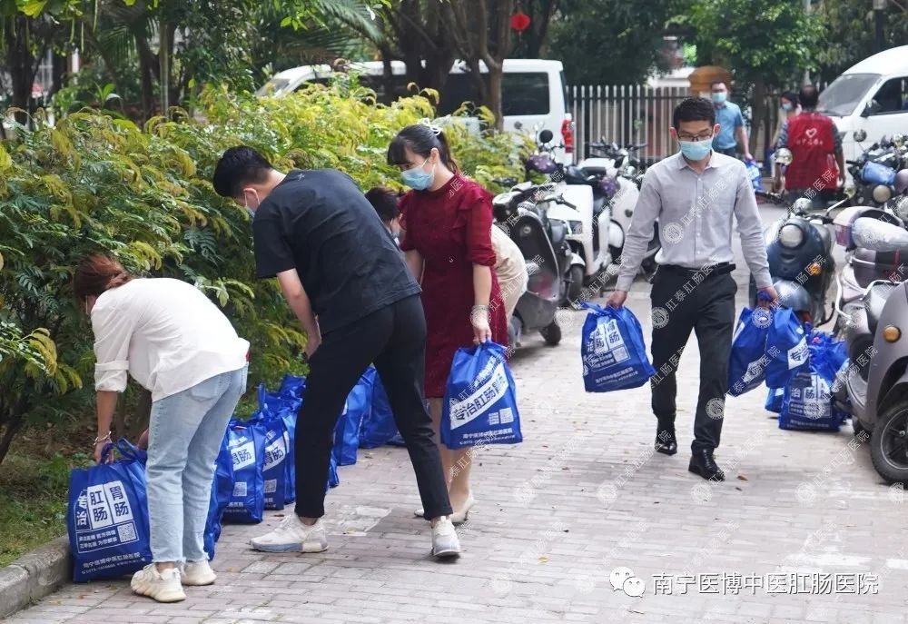 獻愛心&middot;戰(zhàn)疫情｜我院支部走進安吉華都小區(qū)開展捐物活動